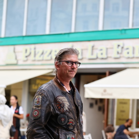 Režisér Jiří Strach ozdobil kolonádu v nápadité indiánské bundičce.