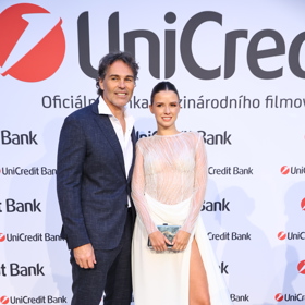 Pár rozdával úsměvy na všechny strany.