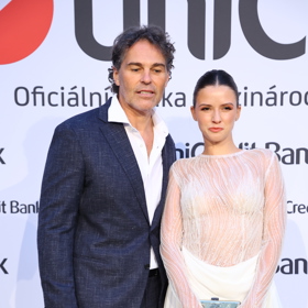 Dominika zvolila moderní a dospělý model. Jágr vedle ní zářil.