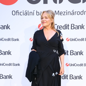 Dagmar Havlová dorazila na nejluxusnější párty ve Varech v černém a s polosepnutými vlasy. 