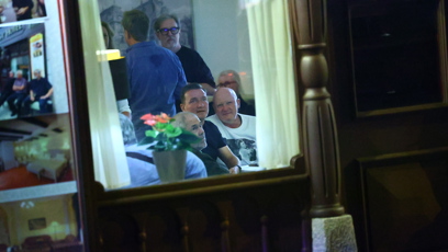 FOTO: Hosté sledovali televizi.