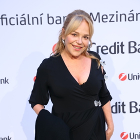 Na první pohled jednoduchý účes byl na úpravu složitý a propracovaný do detailu. 