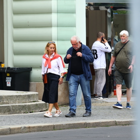 Jaromír Hanzlík byl zachycen v ulicích Karlových Varů.