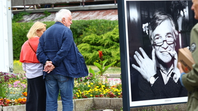 FOTO: Jaromír Hanzlík byl zachycen v ulicích Karlových Varů.