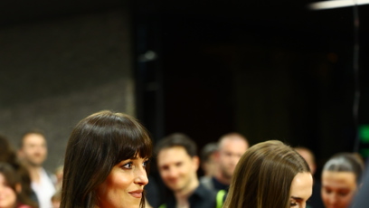 FOTO: Dakota si pyšně nese svou cenu.
