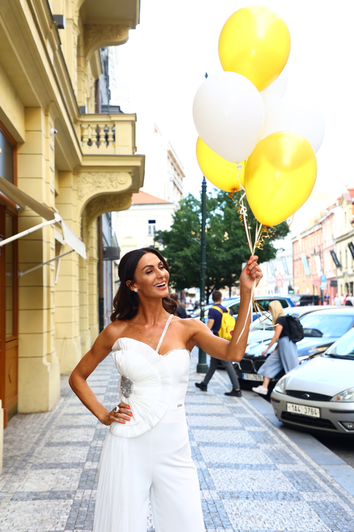 Eliška Bučková s balonky.