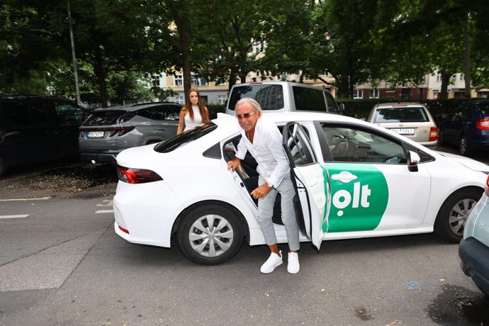 Leo Beránek netradičně dorazil taxíkem.