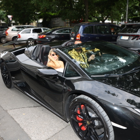 Karlos a Lela v černém Lamborghini.