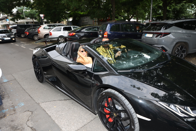 Karlos a Lela v černém Lamborghini.