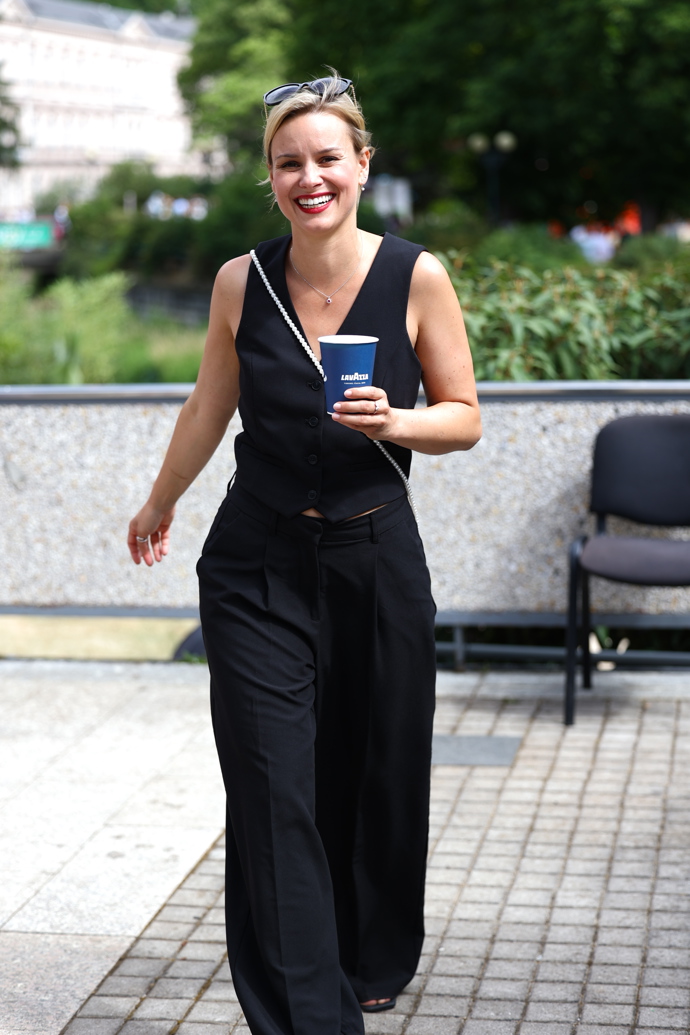 A stejnobarevný outfit, jen z opačného spektra, si vzala také herečka Patricie Pagáčová.