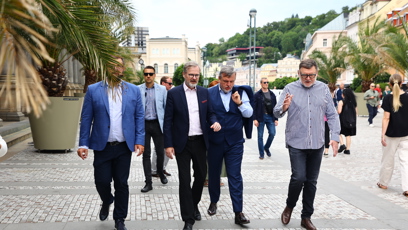 FOTO: Petr Fiala se prochází po kolonádě.