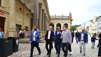 FOTO: Petr Fiala se procházel po Varech.