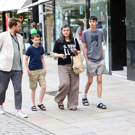 Žena a děti šly za nimi.