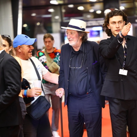 Bolek Polívka si pomáhal holí.