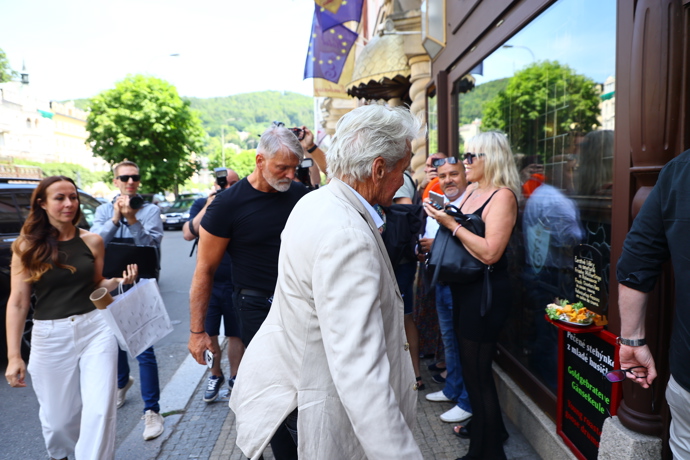 Michael Douglas zamířil do Hotelu Embassy.