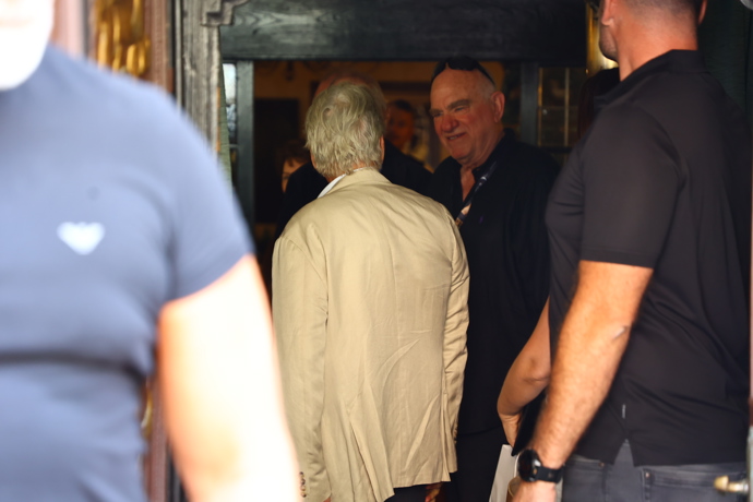 Michael Douglas zamířil do hotelu Embassy.