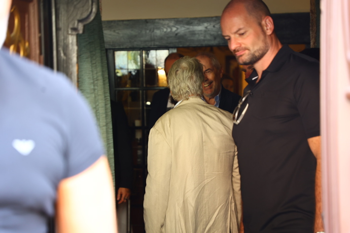 Michael Douglas a Marek Eben v Embassy.