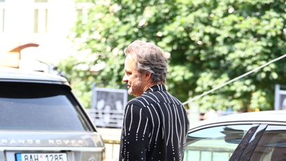 FOTO: Herec Peter Sarsgaard na kolonádě.