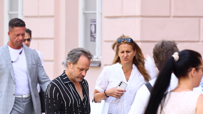 FOTO: Herec Peter Sarsgaard na kolonádě.