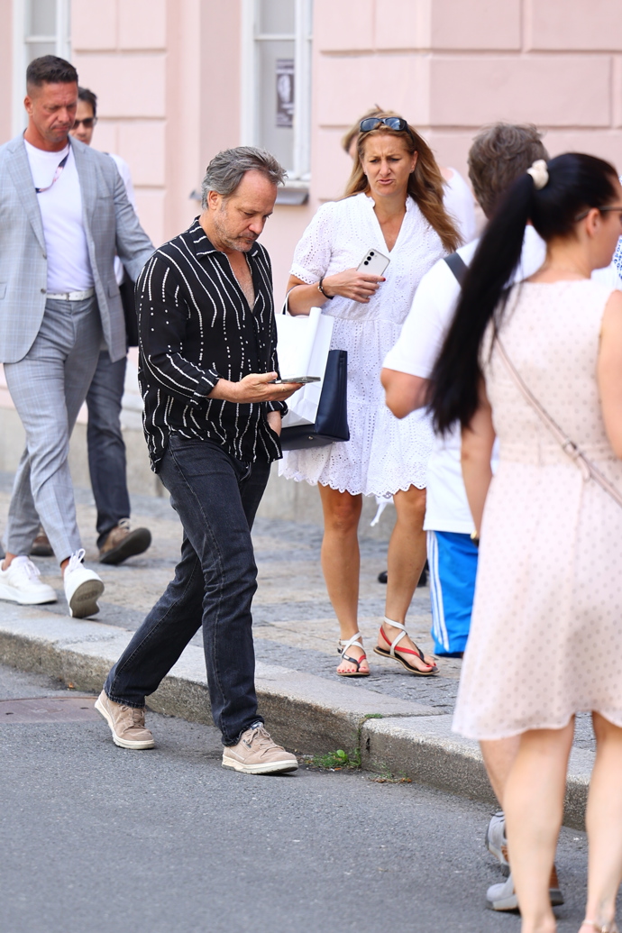Herec Peter Sarsgaard na kolonádě.