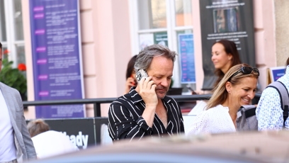 FOTO: Herec Peter Sarsgaard telefonoval.