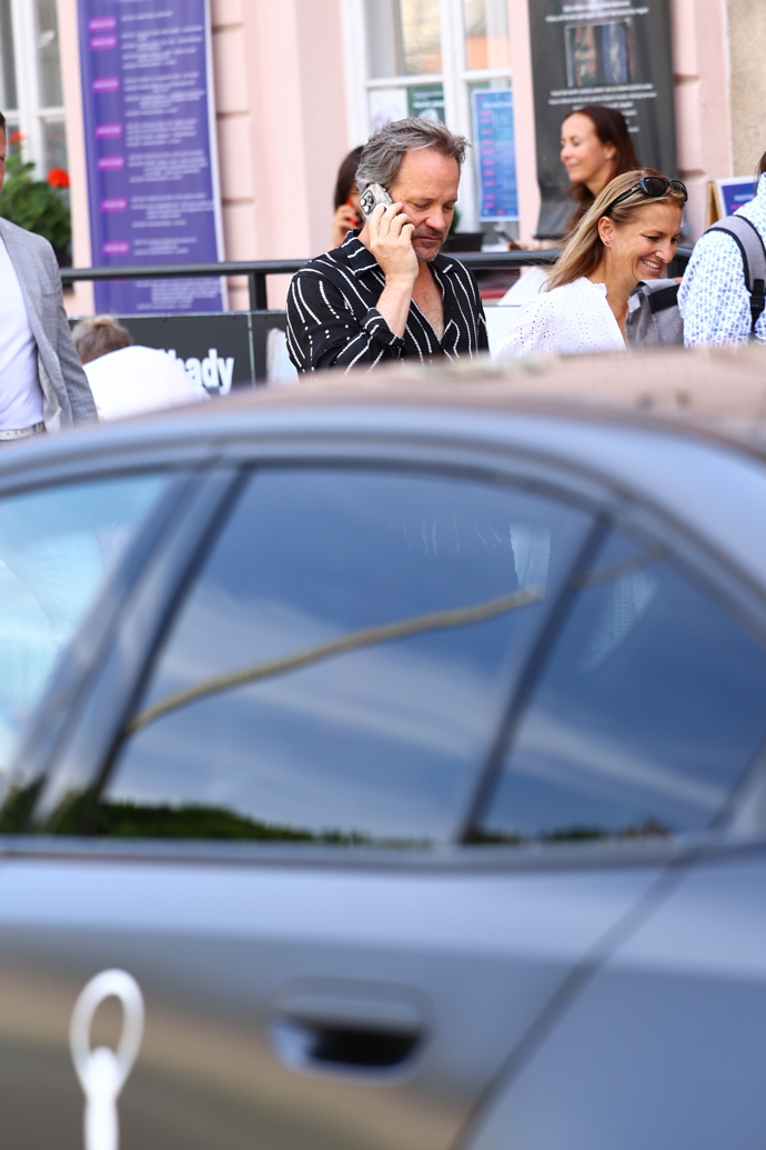 Herec Peter Sarsgaard telefonoval.