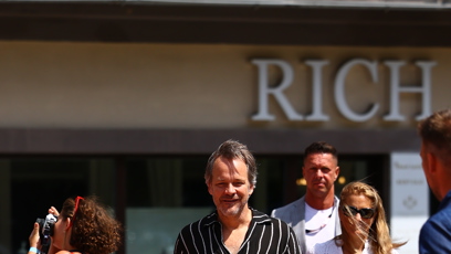 FOTO: Peter Sarsgaard na kolonádě.