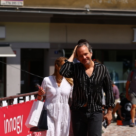 Herec Peter Sarsgaard na kolonádě.