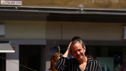 FOTO: Herec Peter Sarsgaard na kolonádě.