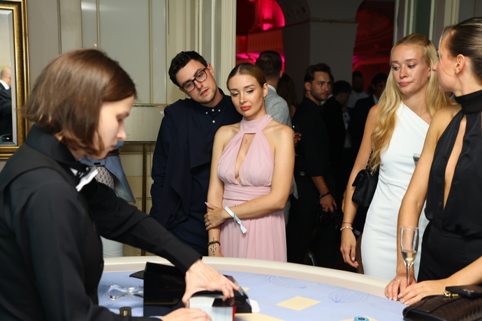 Nicole Šáchová v casinu. 