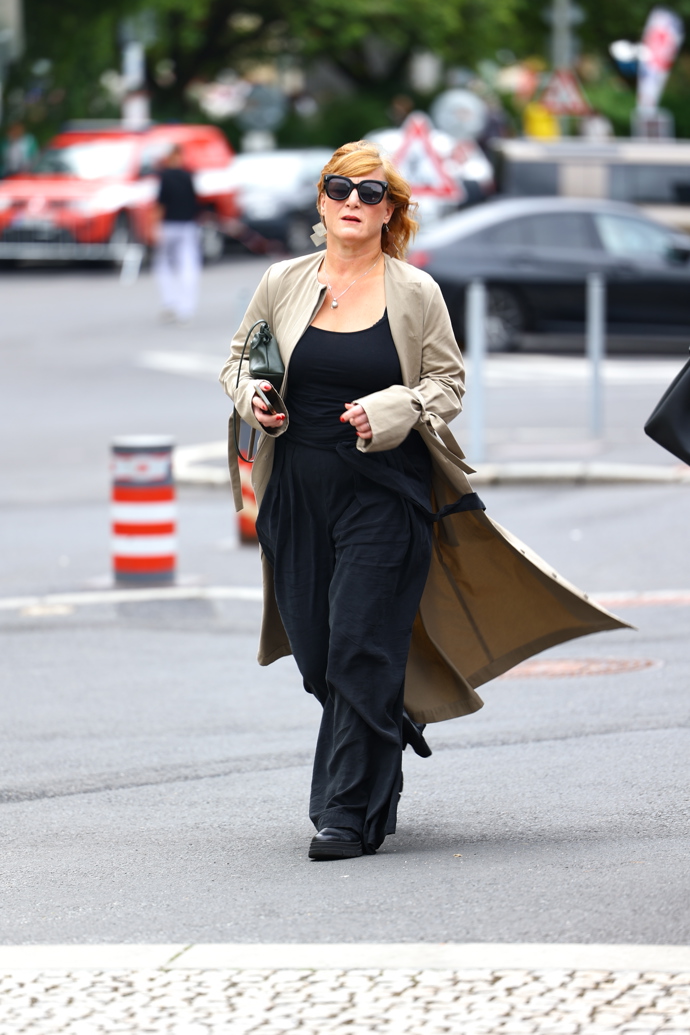 Lenka Krobotová na karlovarské kolonádě.