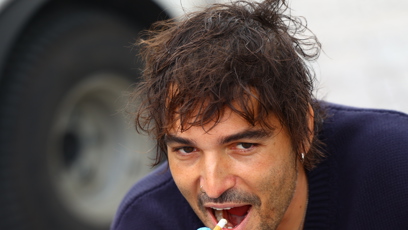 FOTO: Jordan Haj s cigaretovým nedopalkem.