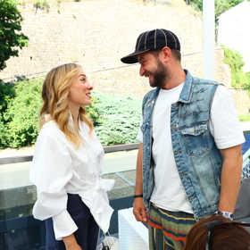 Marek Němec oblékl unikátní džínovou vestu, která je popsaná dílem Franze Kafky. 