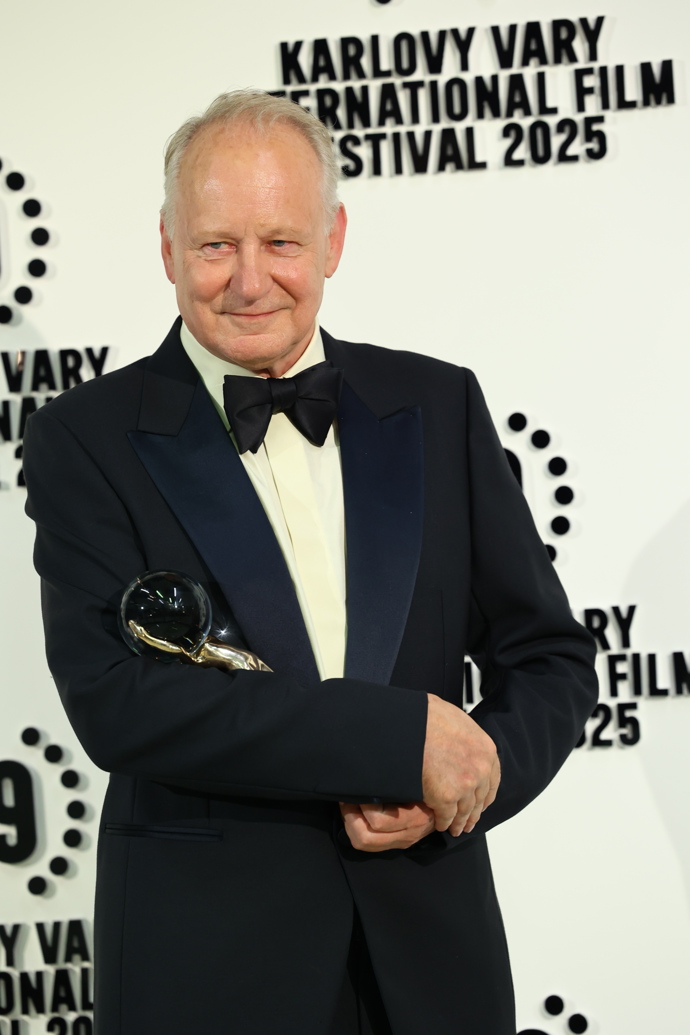 Stellan Skarsgård ve Varech převzal křišťálový glóbus. Hvězdě Pirátů z Karibiku tleskal zaplněný sál.