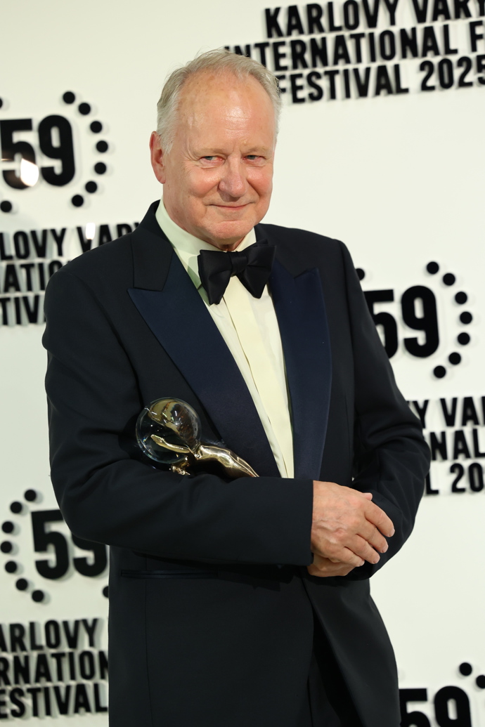 Stellan Skarsgård ve Varech převzal křišťálový glóbus. Hvězdě Pirátů z Karibiku tleskal zaplněný sál.