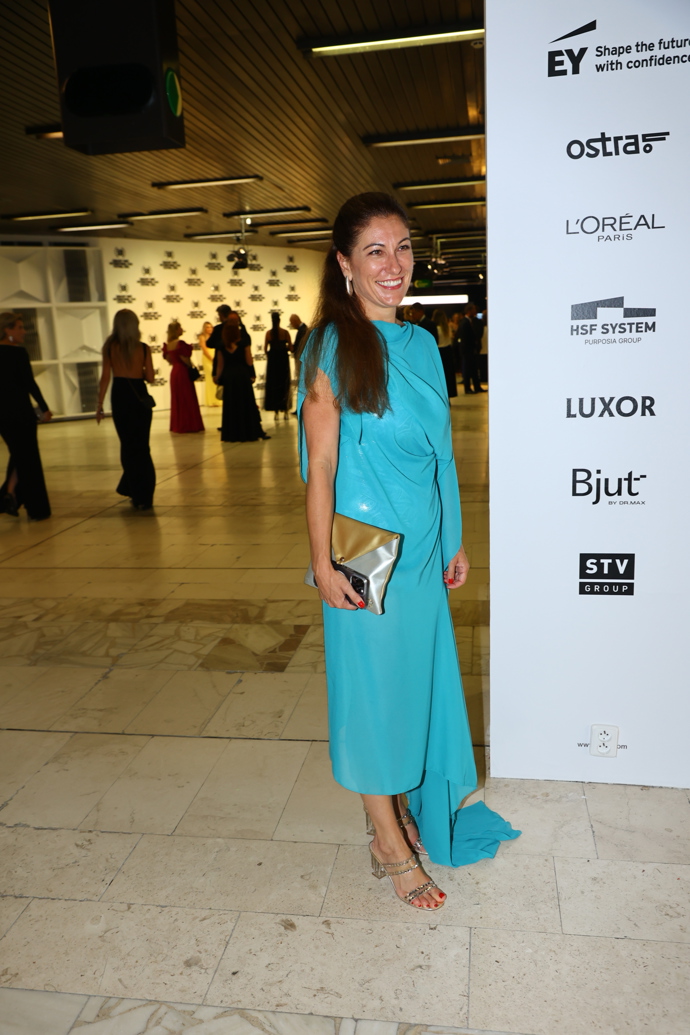 Eva Decroix dorazila v elegantním outfitu.