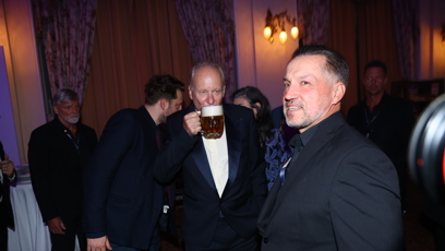 FOTO: Stellan Skarsgård i s pivem působí elegantně.