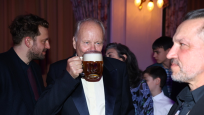 FOTO: Stellan Skarsgård si vychutnal čeké pivo.