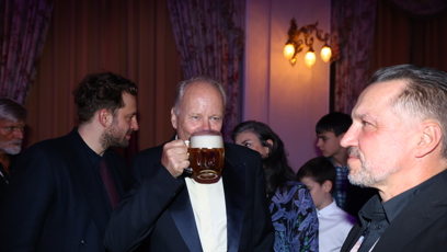 FOTO: Stellan Skarsgård a jeho pivo nikdo nezapomene.