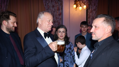 FOTO: Stellan Skarsgård po boku manželky.
