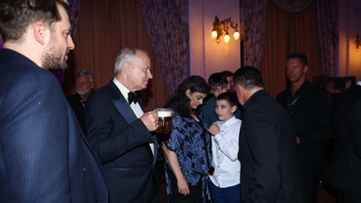 FOTO: Stellan Skarsgård si vychutnával pivko.