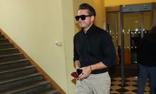 Stylový Ondřej Brzobohatý u soudu s Kuchařovou: Elegantní oděv a dvoje brýle za sto tisíc korun