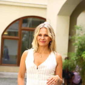 V kostýmku můžete po vzoru Michaely vyrazit do ulic města, ale také večer za kulturou. 