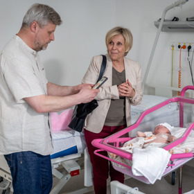 Malá Esterka je ve skutečnosti kluk. V postýlce leží Daneček, syn herečky a zpěvačky Nely Kailové.