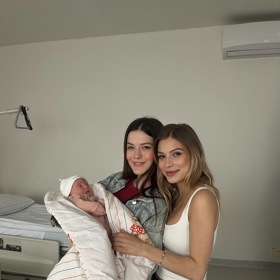 Pyšná maminka Nela Kailová na natáčení půjčila Danečka své kamarádce Sáře Korbelové.