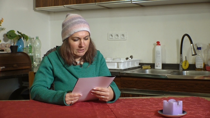 Simona při čtení dopisu.