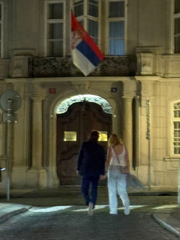 Pavel Nedvěd doprovázel ženu z podniku.
