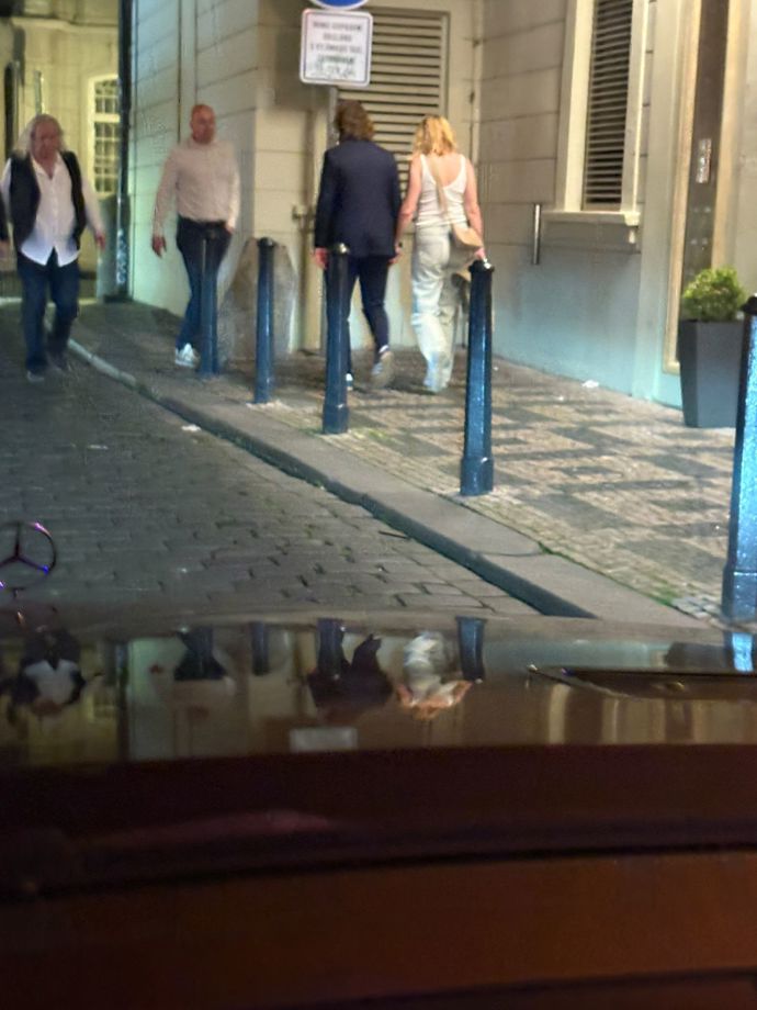 Pavel Nedvěd s neznámou ženou v noční Praze.