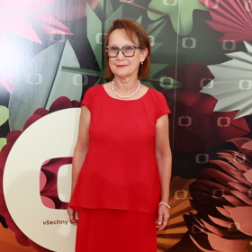 Milena Steinmasslová svým monochromatickým červeným outfitem včetně trendy balerín ukázala, že syté barvy nejsou po sedmdesátce tabu.