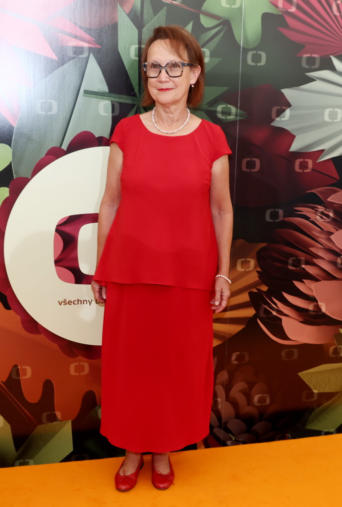 Milena Steinmasslová svým monochromatickým červeným outfitem včetně trendy balerín ukázala, že syté barvy nejsou po sedmdesátce tabu.